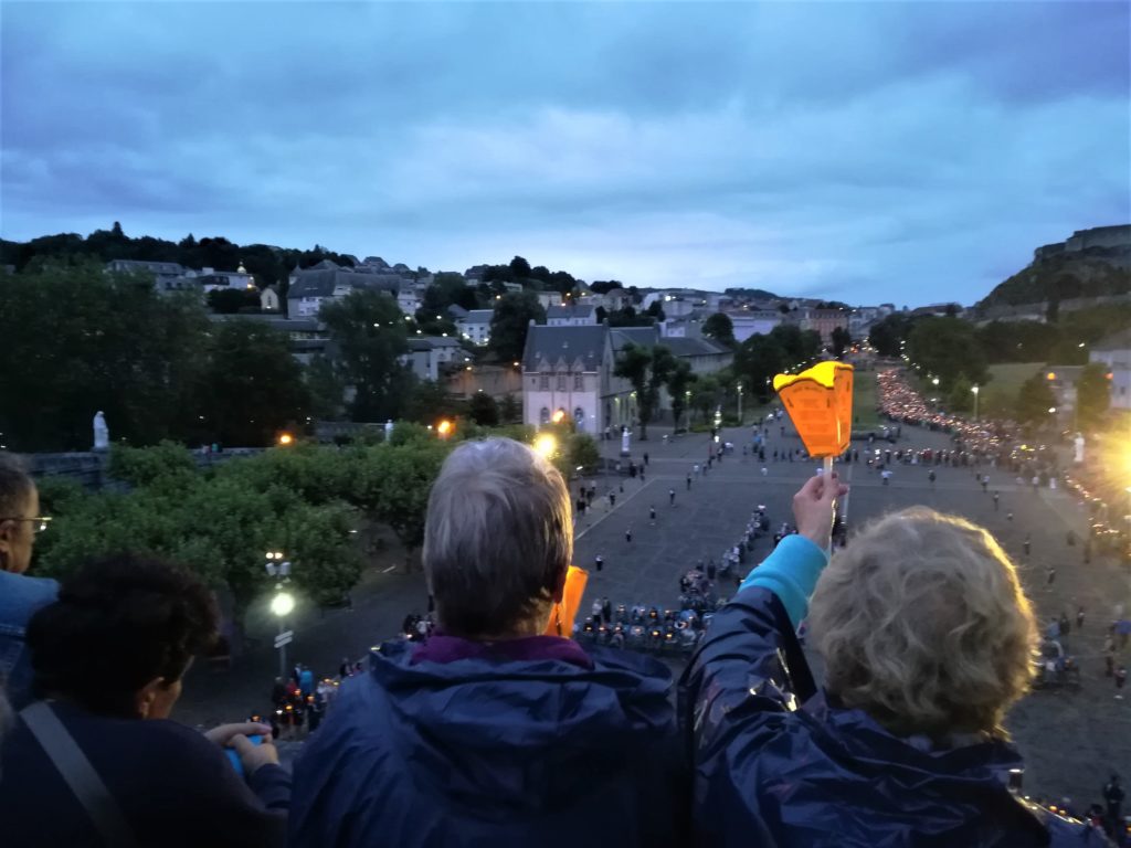 Lourdes, procesja ze świecami