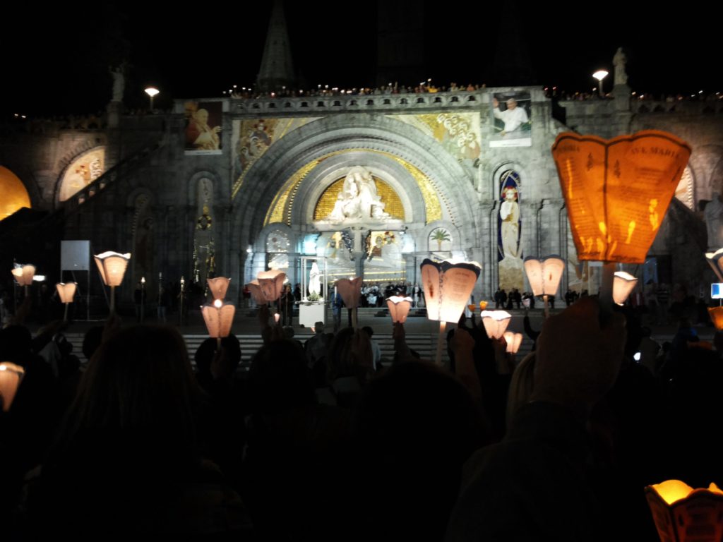 Lourdes-procesja-swiece