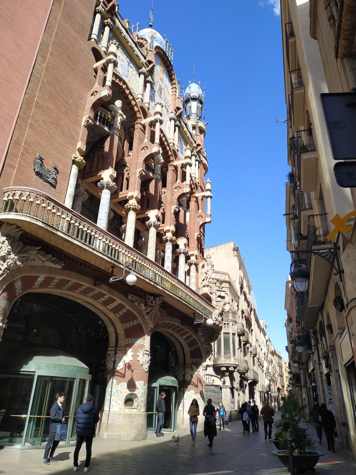O katalońskim modernisme-Barcelona-palau-musica-w-uliczce