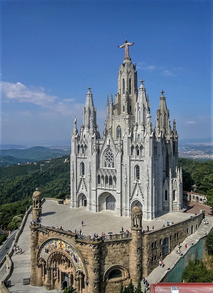 O modernizmie katalońskim-barcelona-tibidabo-kościół-z-góry