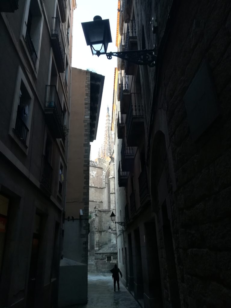 Kod Gaudiego-wąska-uliczka-barri-gotic