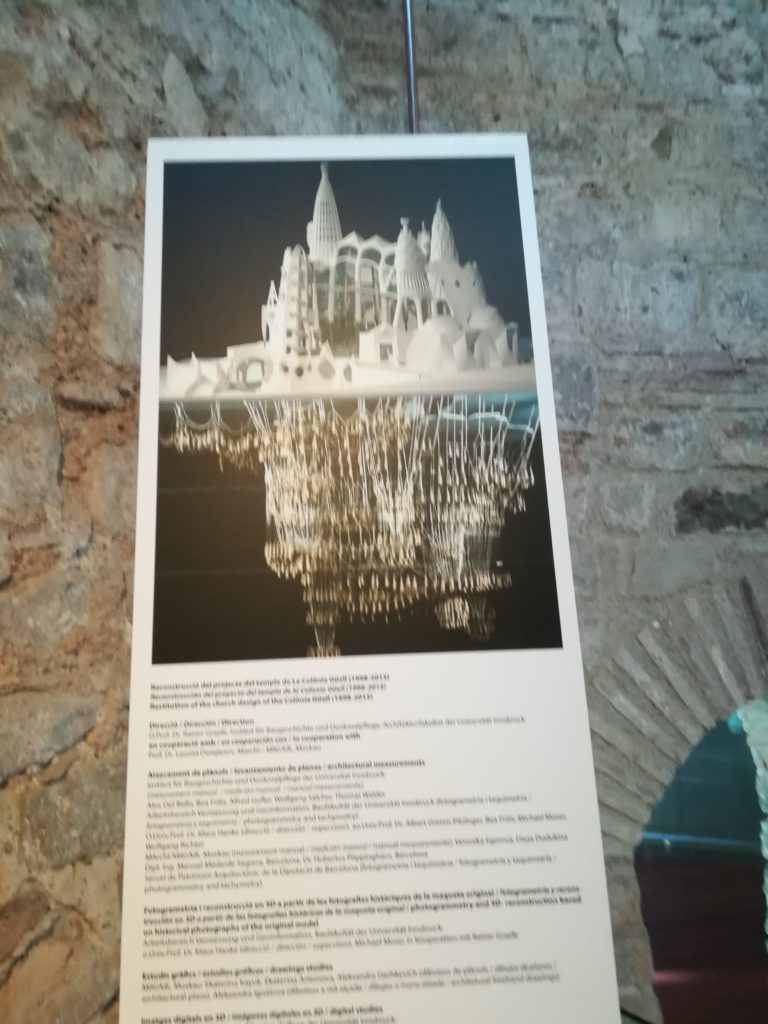 Kod Gaudiego-model-kościoła-sznurki