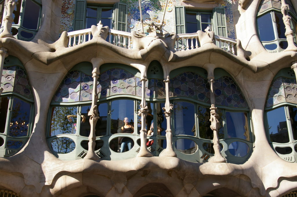 O moderniźmie katalońskim-casa-batllo-balkon