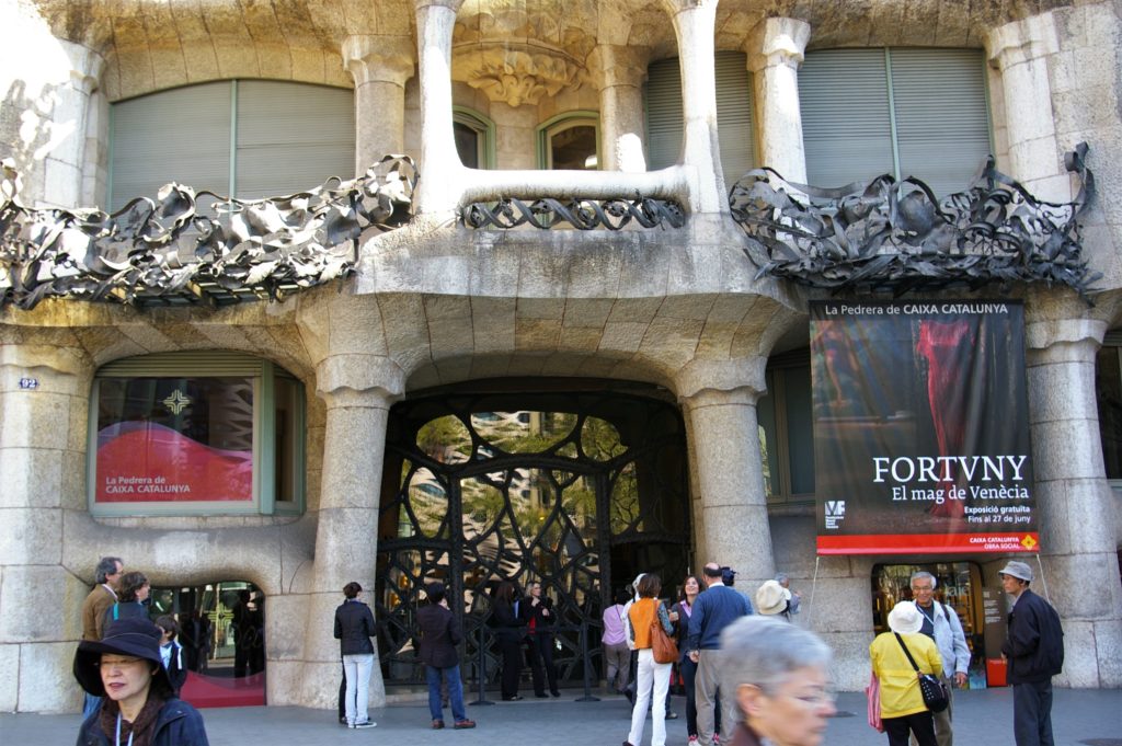 Kod Gaudiego-pedrera-wejście