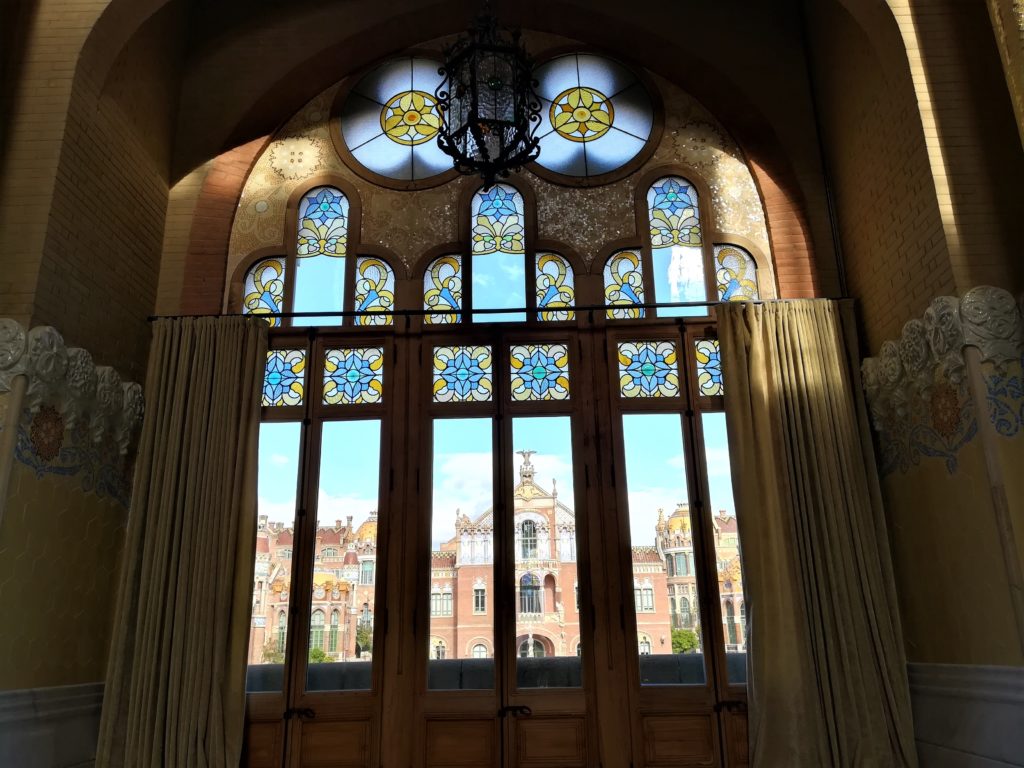 o katalońskim modernisme -szpital-S-Pau-wnętrze-okno
