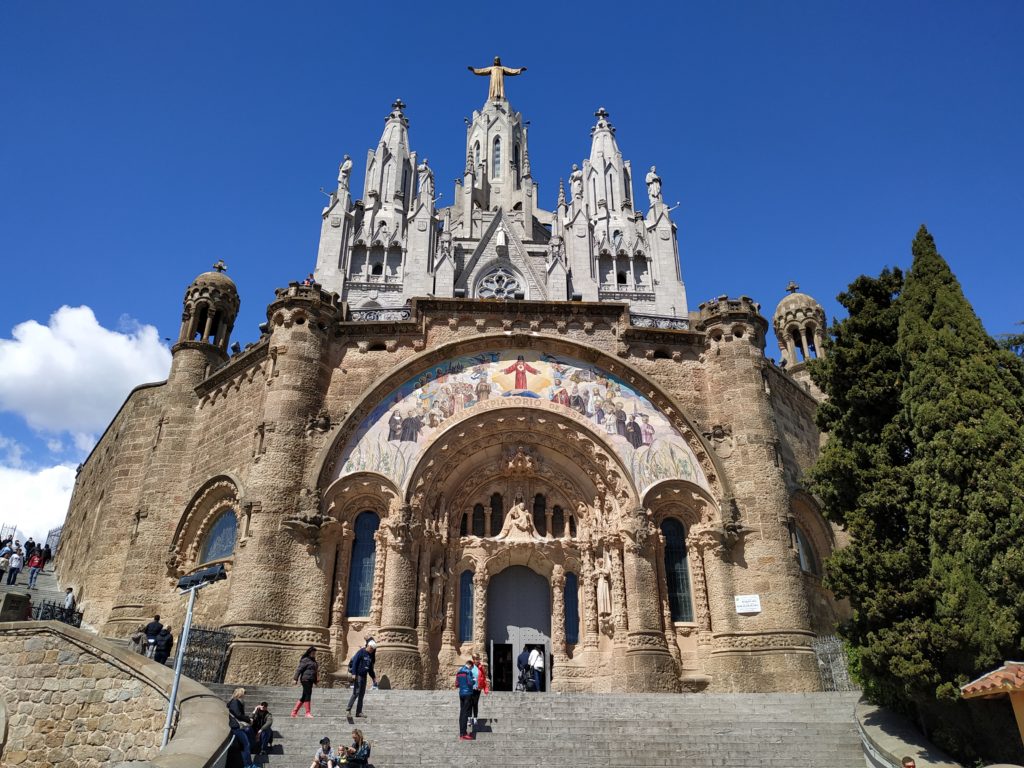 O modernizmie katalońskim-barcelona-tibidabo-kościół-fasada